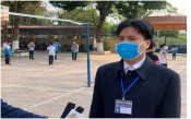 Đồng chí Nguyễn Bình Minh- Hiệu trưởng nhà trường- báo cáo về kế hoạch phòng, chống dịch bệnh viêm phổi cấp